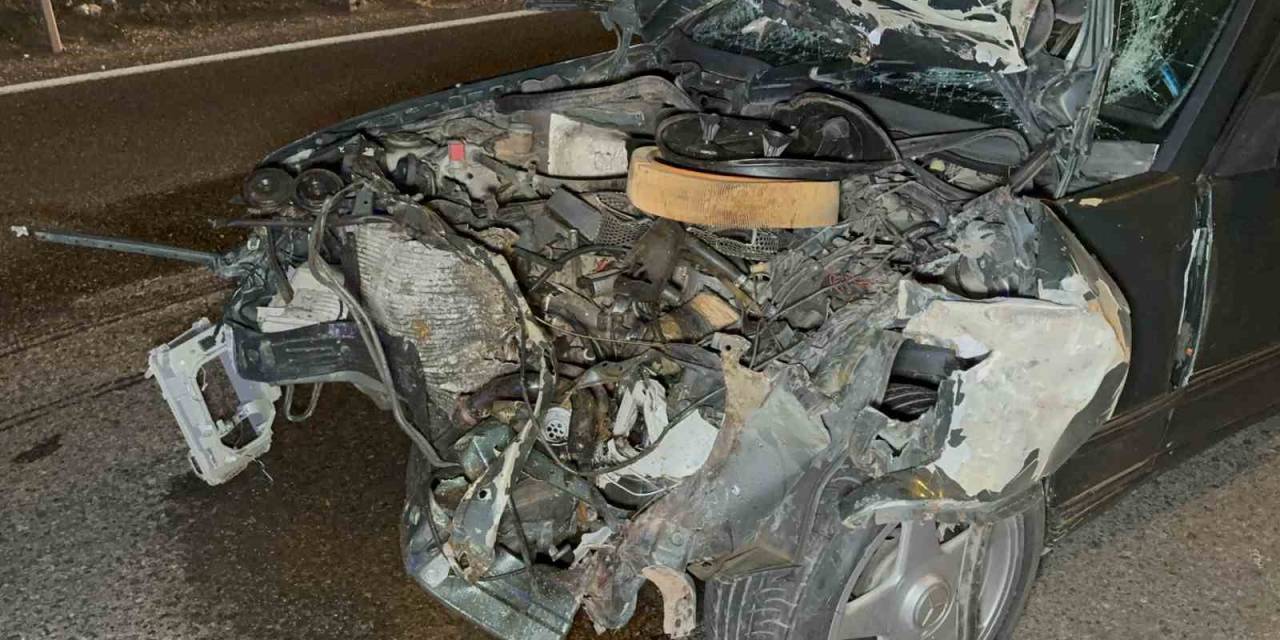 Otomobil Kamyonete Çarptı: 3 Yaralı