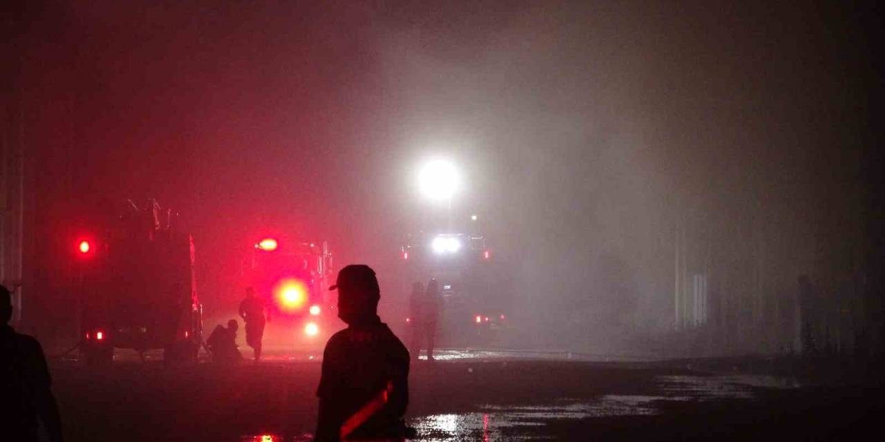 İçinde Kimyasal Tarım Ürünlerinin Bulunduğu Fabrika Alev Alev Yandı: Afad Tedbir Amaçlı Kimyasal Sızıntı Ölçümü Yaptı