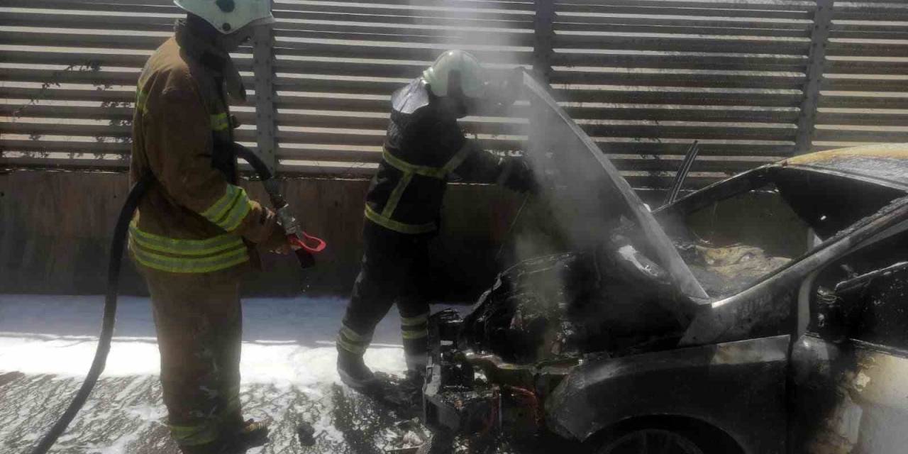 Seyir Halindeyken Yanmaya Başlayan Araç Alevlere Teslim Oldu
