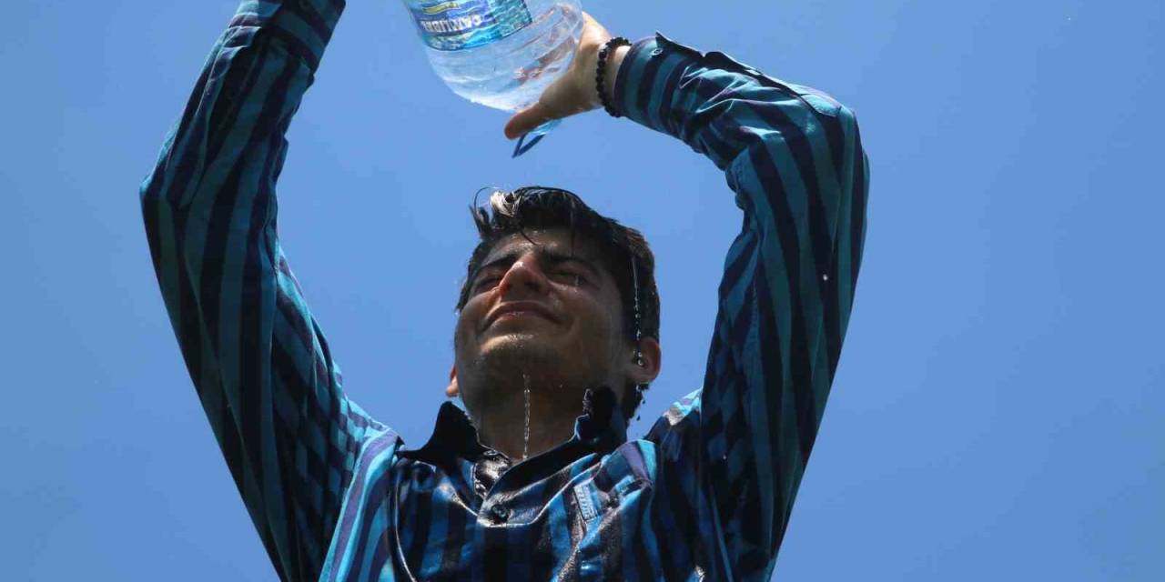 Türkiye’nin En Güneyinde Bereketli Hasat, 40 Derece Sıcakta Serinlemek İçin Litrelerce Su Tüketiyorlar