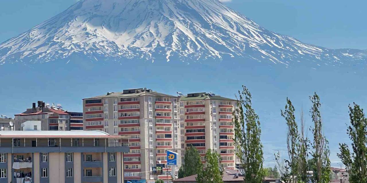 Ağrı Dağı Zirvesini Mercek Bulutu Süsledi