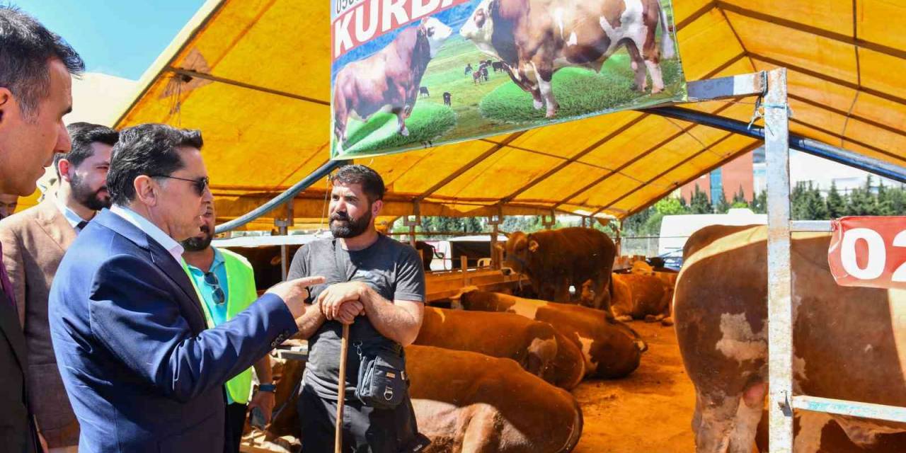 Esenyurt Belediye Başkanı Özer Kurban Pazarını Ziyaret Etti