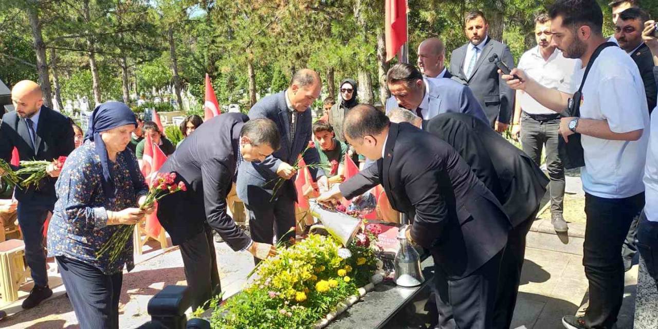 Milli Eğitim Bakanı Tekin: "Birincil Görevimiz Bu Ülkeye Sahip Çıkacak, Millet Olarak Devamını Sağlayacak Ve İhtiyaç Duyulduğunda Gözünü Kırpmadan Şehadete Yürüyecek Bir Kuşak Yetiştirmek"