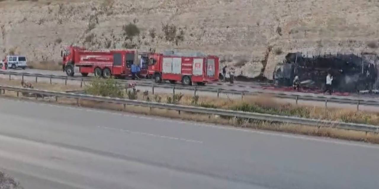 Palet Yüklü Tır Küle Döndü