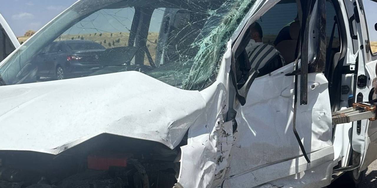 Mardin’de Hafif Ticari Araçlar Çarpıştı: 3 Yaralı
