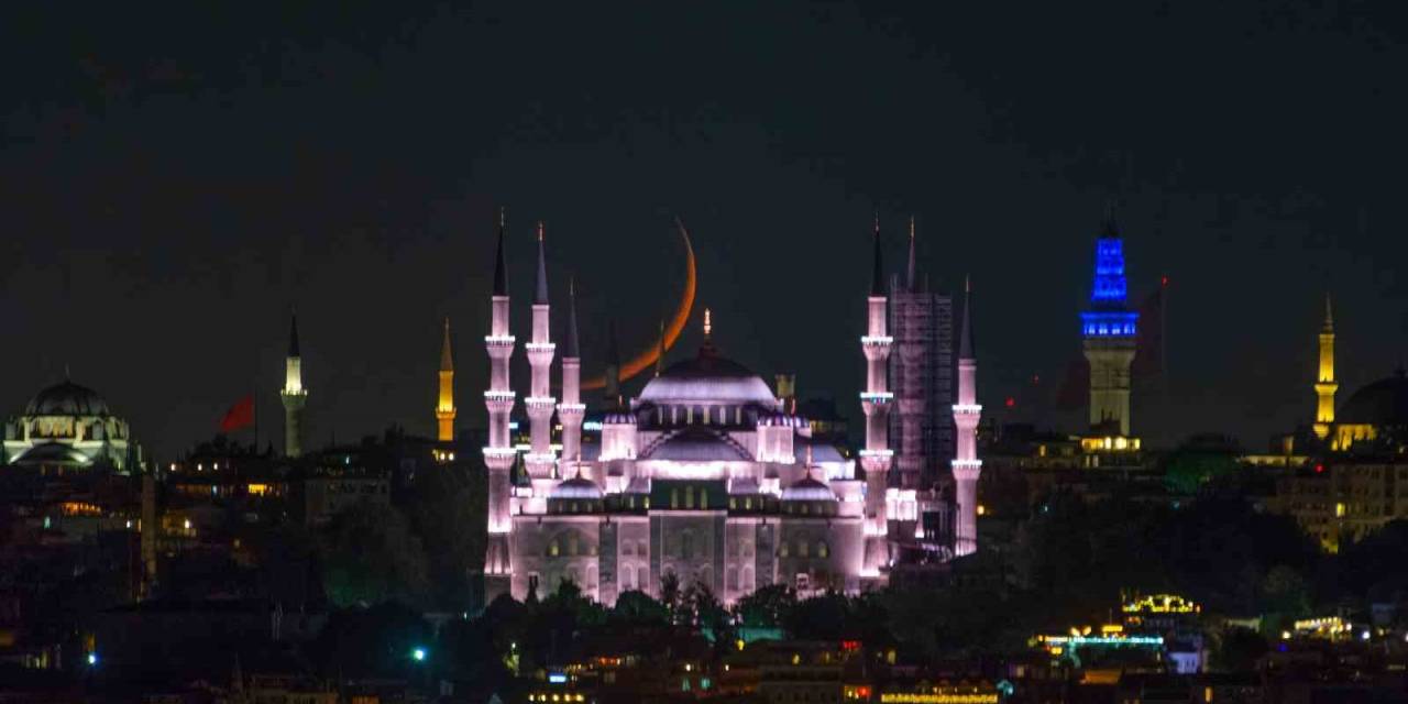 İstanbul’da Hilal, Sultanahmet Camii İle Buluştu