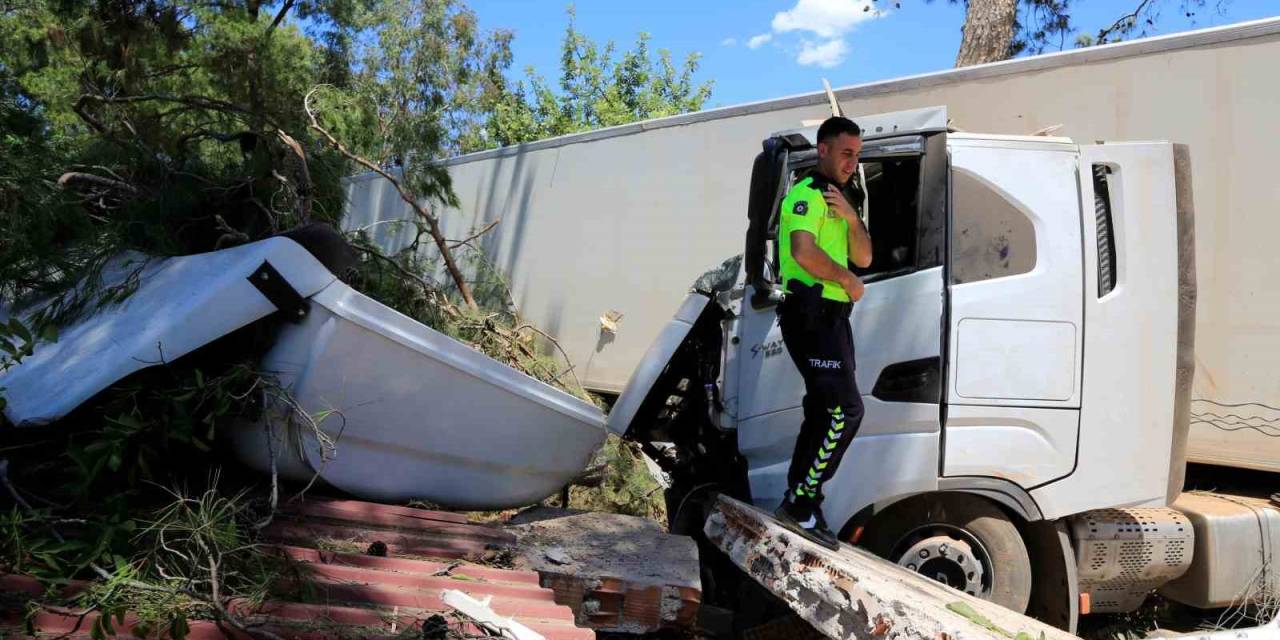 Kontrolden Çıkan Tır, Çam Ağacına Ve Depoya Çarparak Durabildi: 1 Yaralı