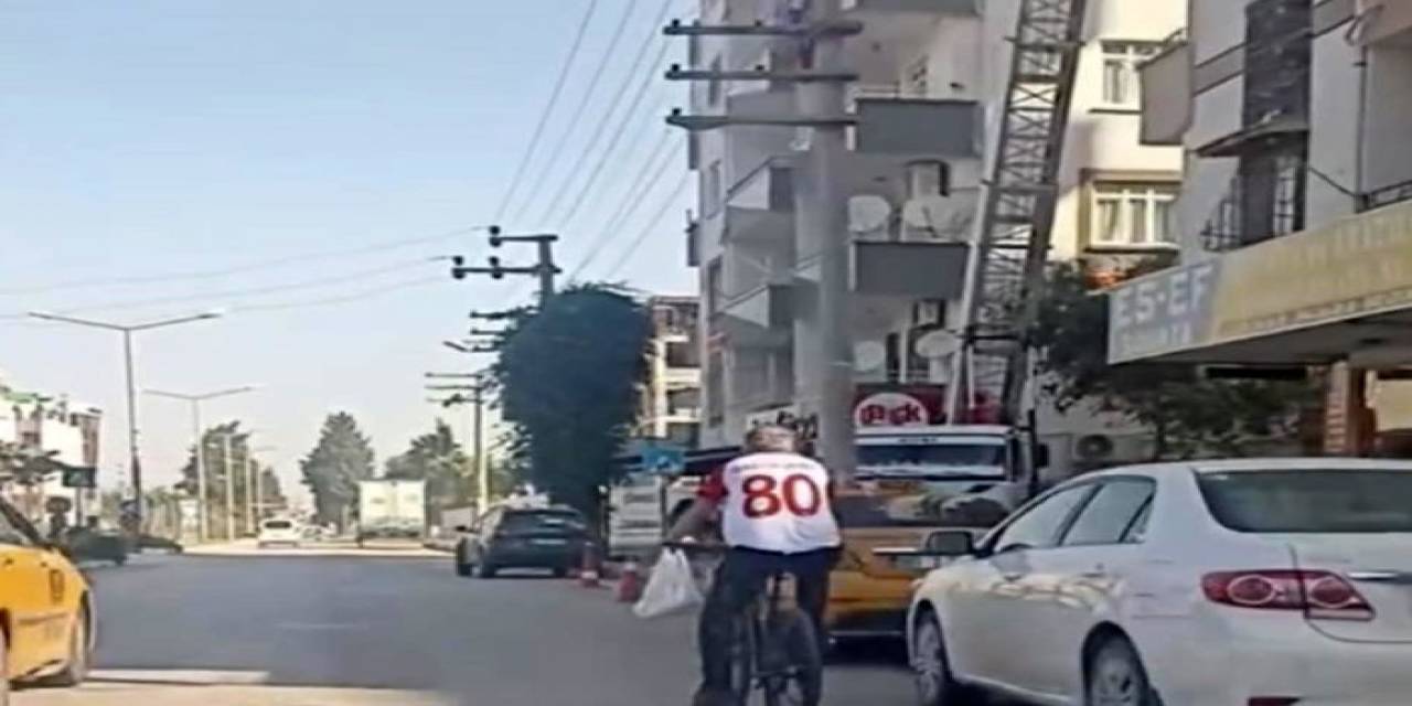 Ekmek Almaya Bisiklet İle Giden Başkan Sosyal Medyada Gündem Oldu