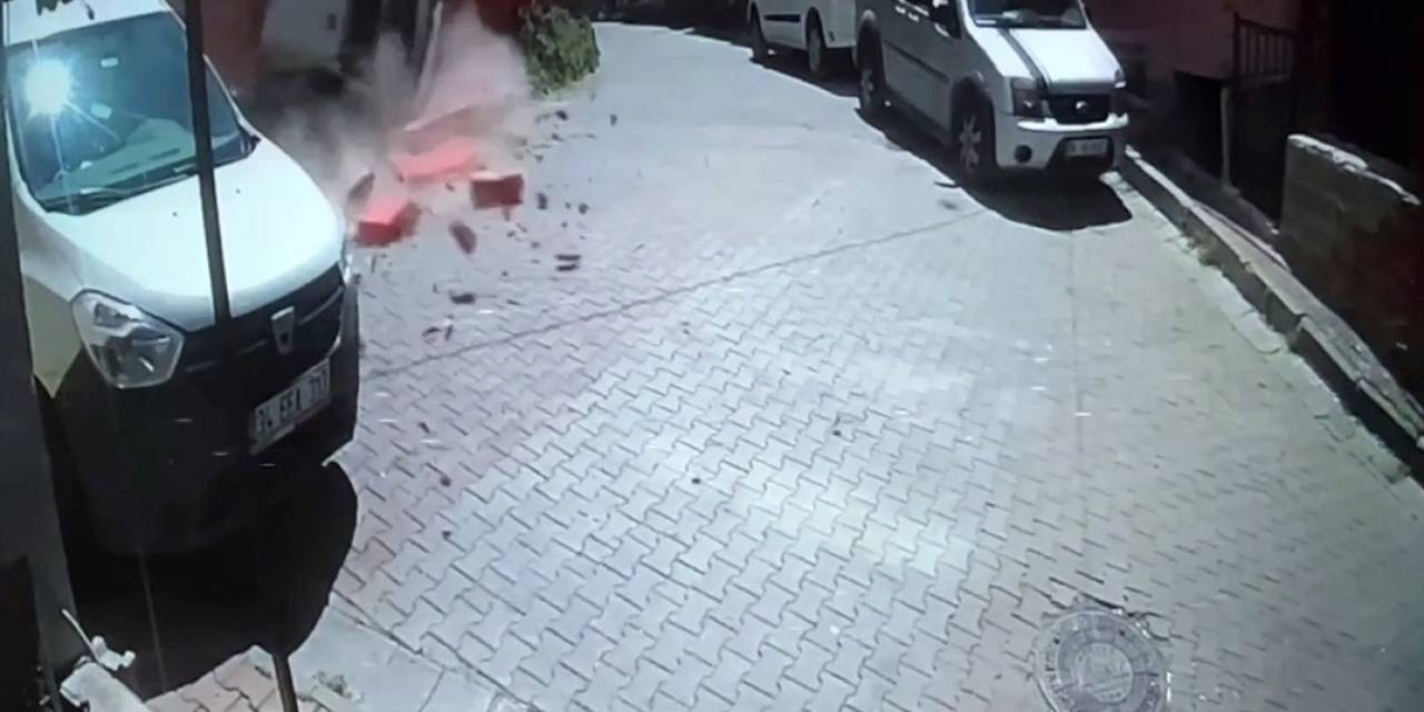 Şişli’de Kamyonun Balkonu Yıkıp Devrildiği Anlar Kamerada: Ortalığı Savaş Alanına Çevirdi