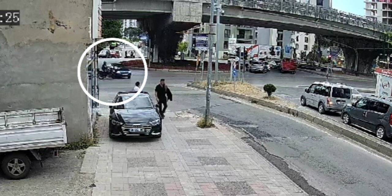 Otomobile Çarpan Motosikletli Ağır Yaralandı: Kaza Anı Kamerada