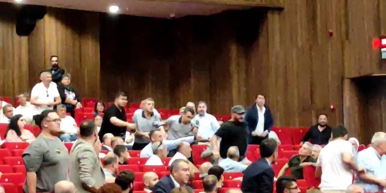 Salonda İpler Gerildi: Chp’li Milletvekilinin Kuzeni "Seni Vururum" Diyerek Koştu