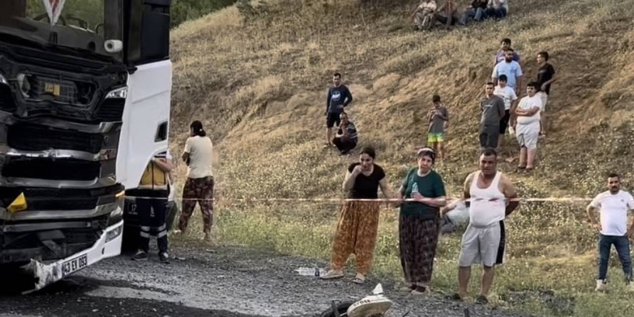 Çanakkale’de Kamyon İle Motosiklet Çarpıştı: 2 Ölü