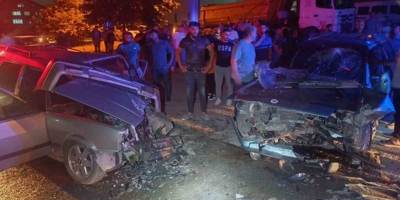 2 Otomobil Kafa Kafaya Çarpıştı, 1 Yaralı