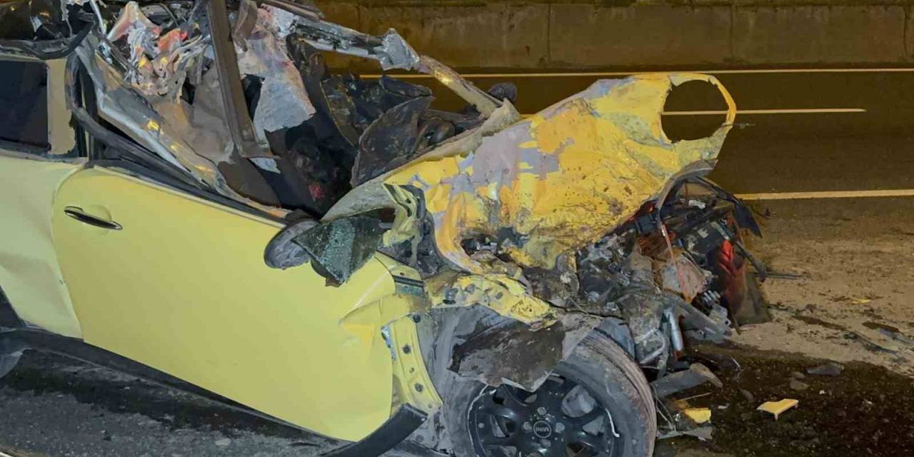 Otomobil Kamyona Ok Gibi Saplandı: 1 Kişi Hayatını Kaybetti