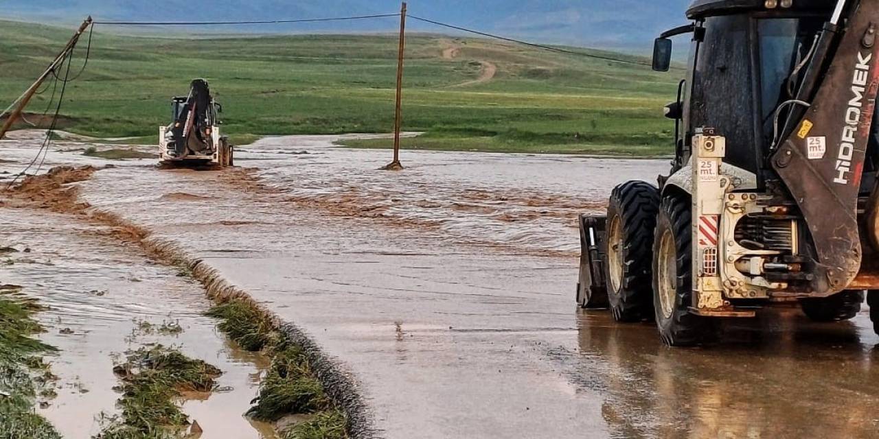 Van Saray’da Sel: 2 Büyükbaş, 100’e Yakın Küçükbaş Hayvan Telef Oldu