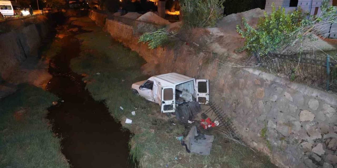 Eds Panosuna Çarpan Araç Dereye Yuvarlandı, Alkollü Sürücü Ağır Yaralandı