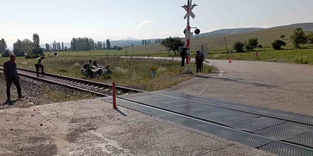 Tokat’ta Ters Dönen Araçtan Sağ Kurtuldular