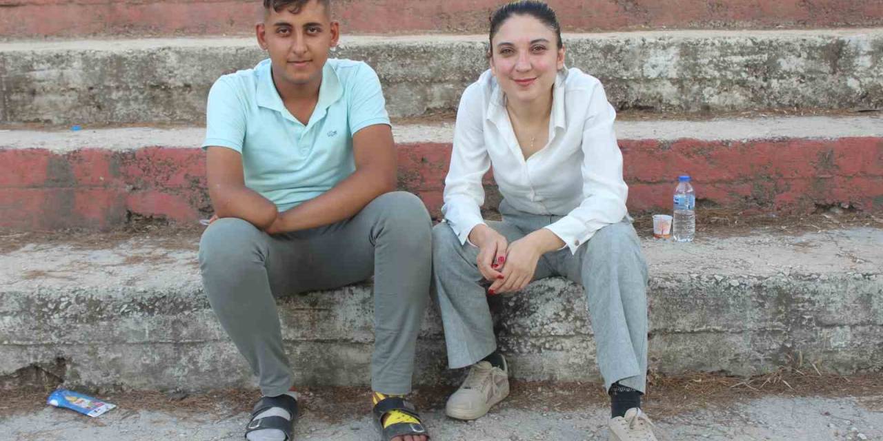 Depremde Ailesini Ve Kolunu Kaybeden Genç, Kitap Okumak İçin Gittiği Kütüphaneden Ev Umuduyla Çıktı