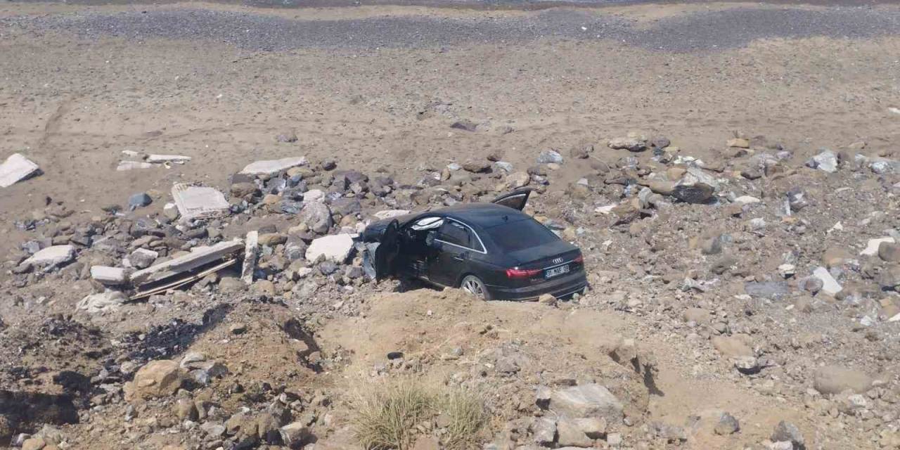 Arsuz’da Tekeri Patlayan Otomobil Uçuruma Yuvarlandı: 2 Yaralı