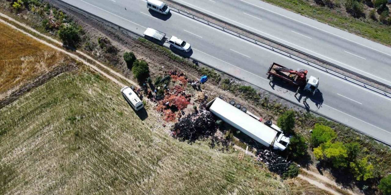 Meyve Yüklü Tırın Devrildiği Trafik Kazasında 2 Kişi Yaralandı