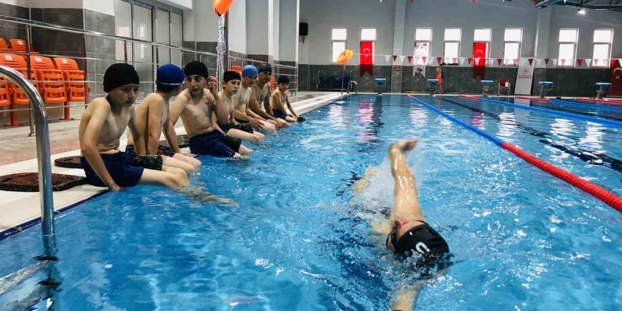 Mezun Olduğu Okuluna Vefa Borcunu Çocuklara Yüzme Öğreterek Ödüyor