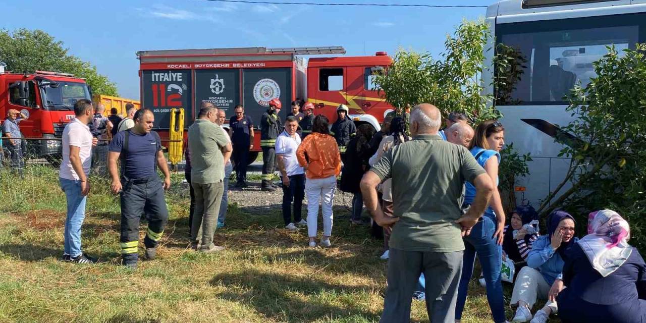 İşçi Servisi İle Kamyon Kafa Kafaya Çarpıştı: 1’i Ağır 27 Yaralı