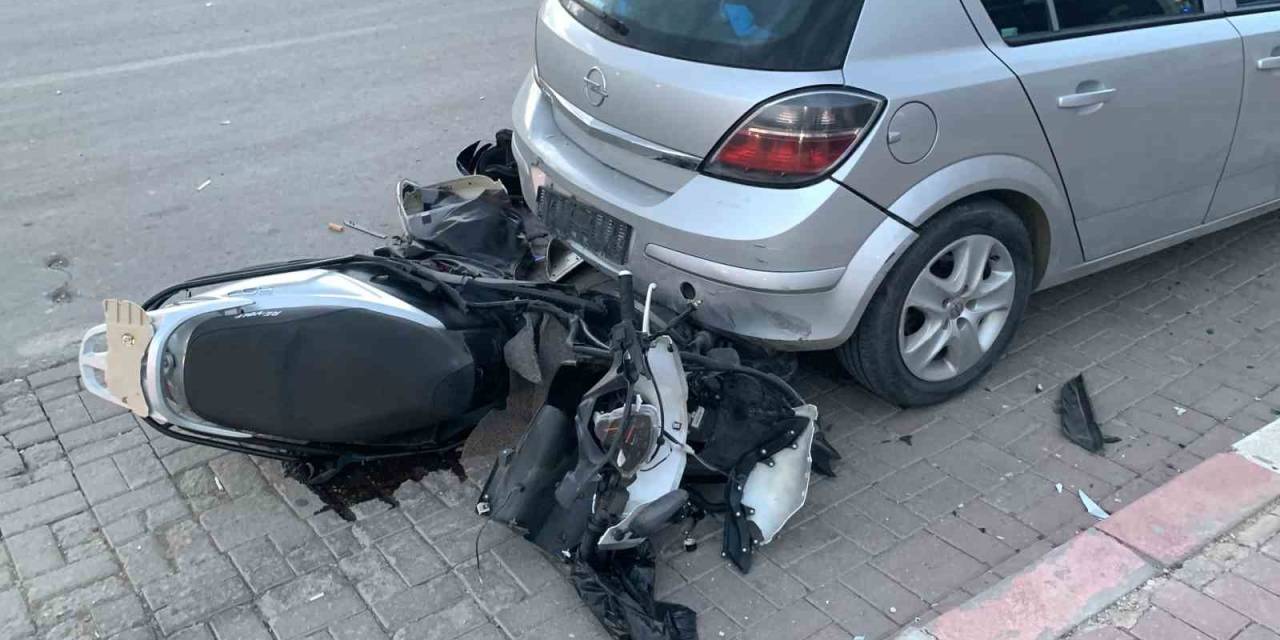 Karaman’da Park Halindeki Otomobile Çarpan Motosiklet Parçalandı: 1 Yaralı