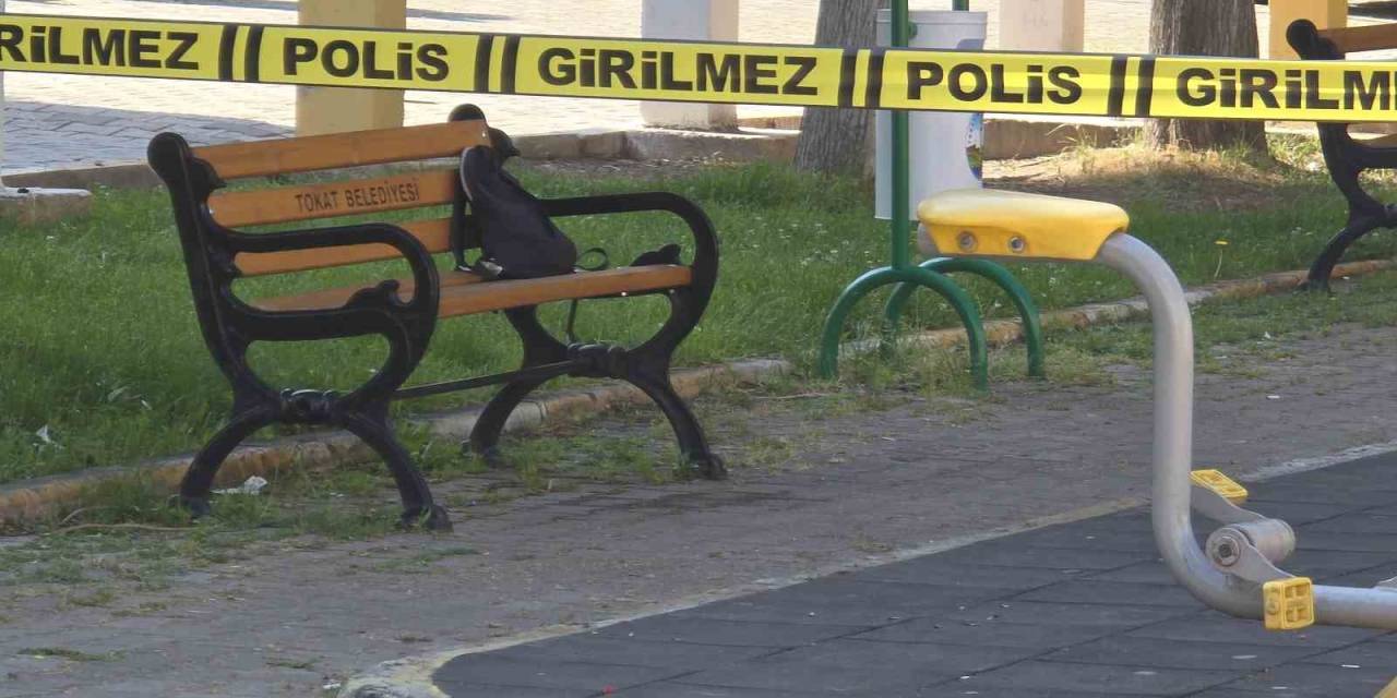 Parkta Unutulan Çanta Kısa Süreli Paniğe Neden Oldu
