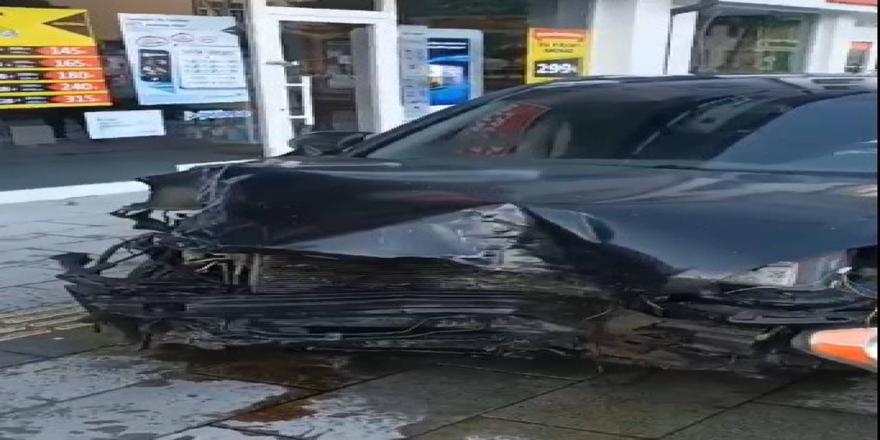 Acemi Sürücü Kaldırıma Çıktı İş Yerine Girdi Reklam Panosunu Devirdi