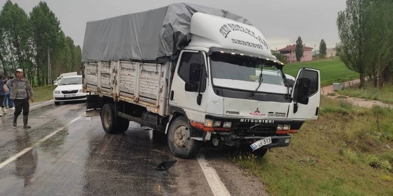 Bayburt’ta Kamyonla Minibüs Çarpıştı: 2 Yaralı