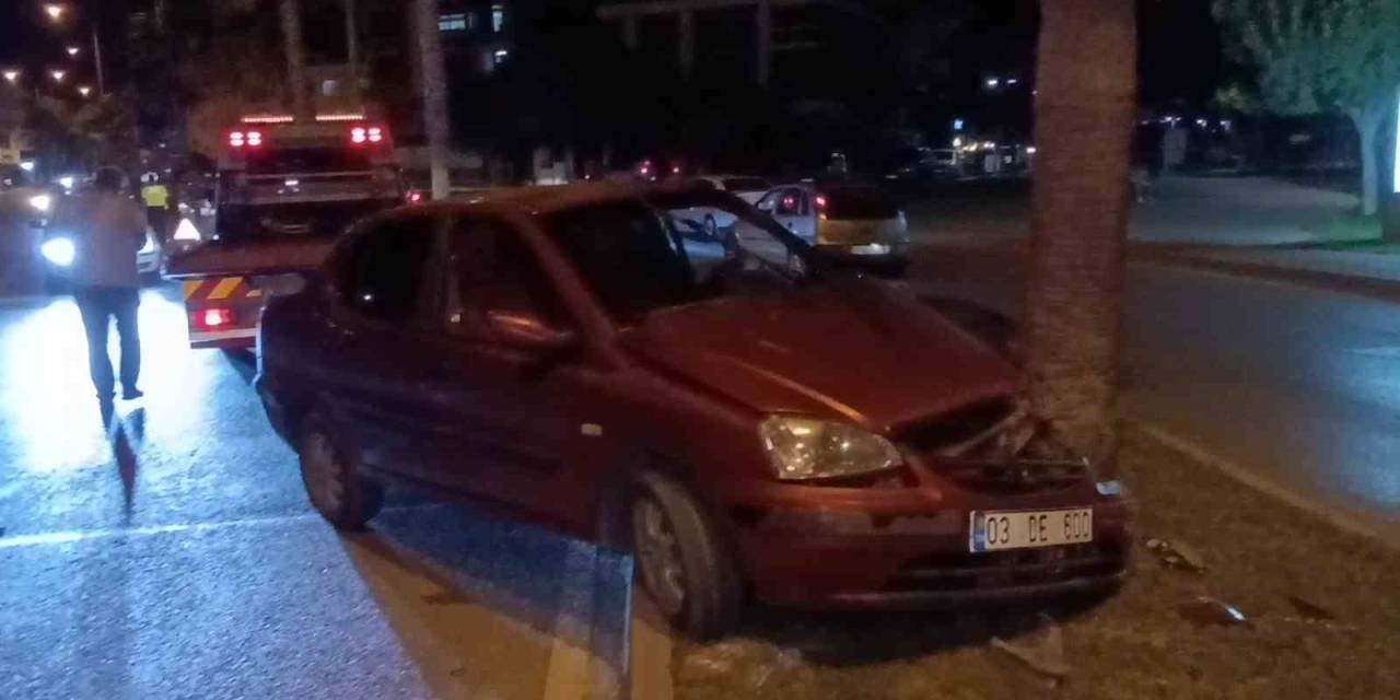 Palmiye Ağacına Çarpan 80 Yaşındaki Sürücü Yaralandı