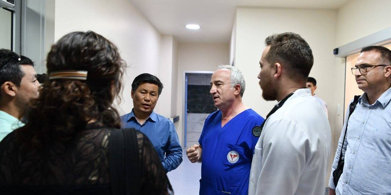 Erzurum’dan Kongreye Gitti, Bişkek’te Kırgız Öğrencinin Ameliyatını Yaptı