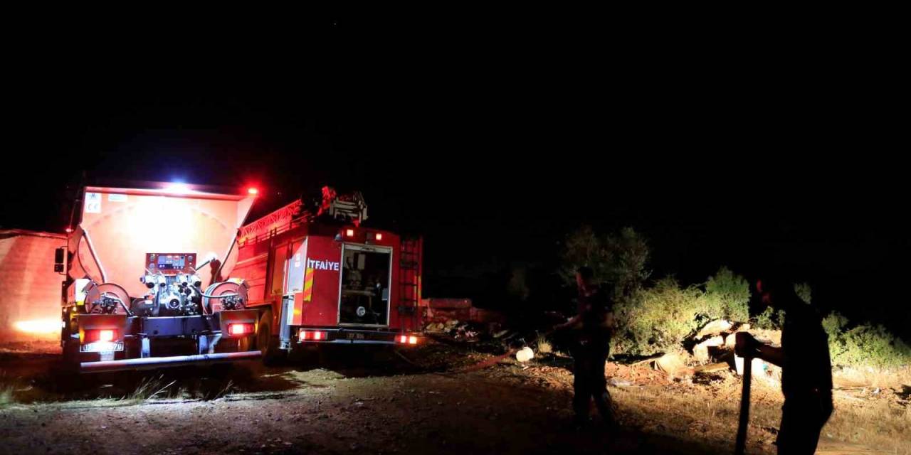 Geri Dönüşüm Alanındaki Yangın Büyümeden Söndürüldü