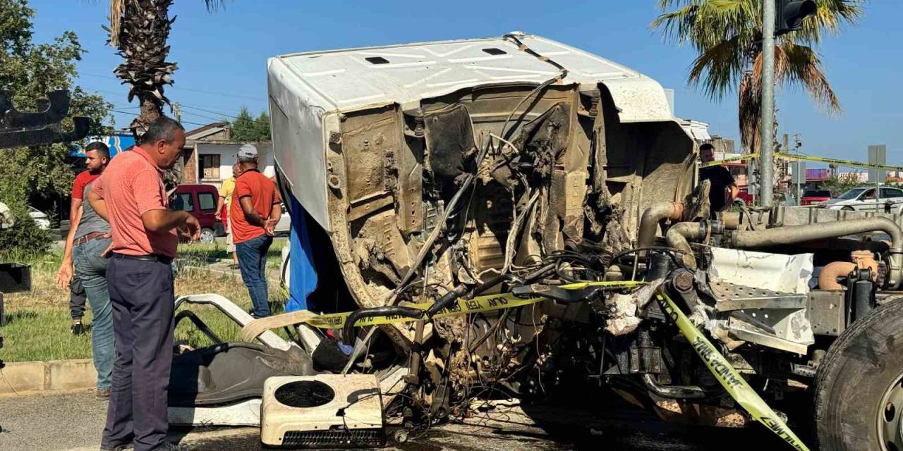 Tırın Çarptığı Kamyonun Şoför Mahalli Koptu:1 Ölü