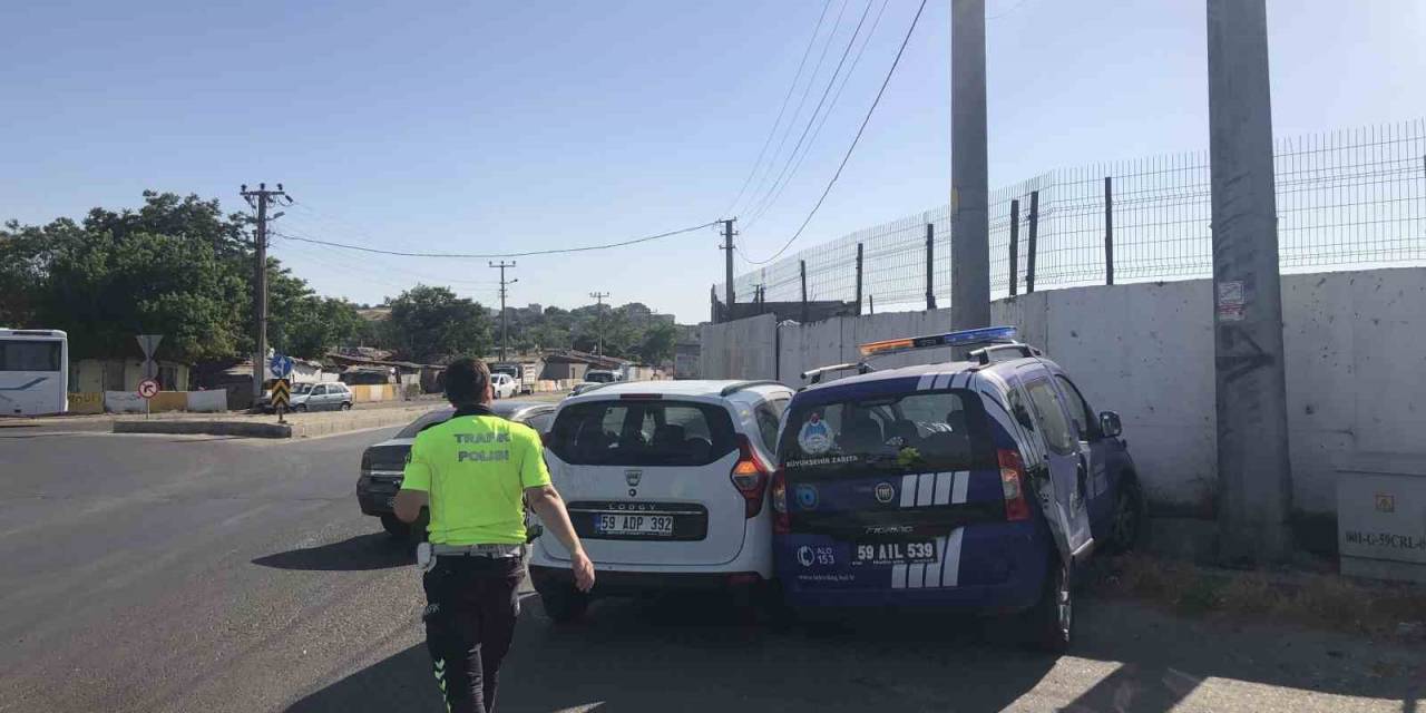 Ehliyetsiz Sürücü Zabıta Aracıyla Çarpıştı: 1 Yaralı