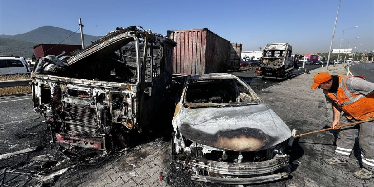 İzmir’de Kaza Yapan 3 Araç Yanarak Küle Döndü: 6 Yaralı