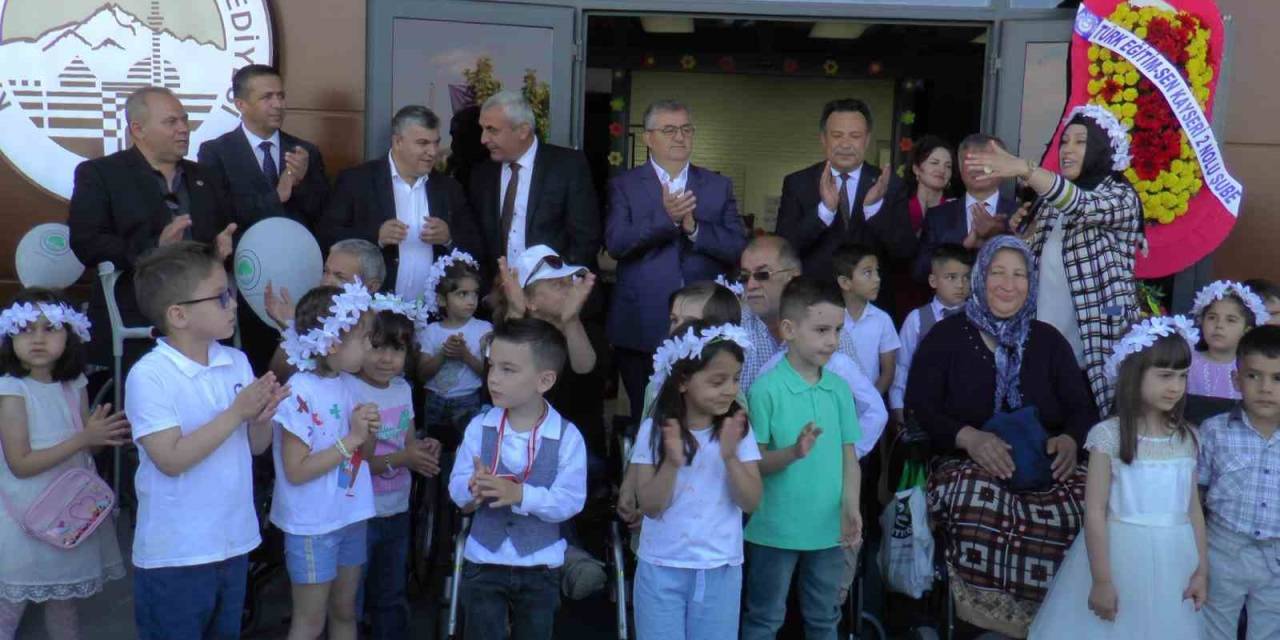 Minikler ‘İyilikle’ Engelleri Aştı, Öğretmenleri Gözyaşlarını Tutamadı