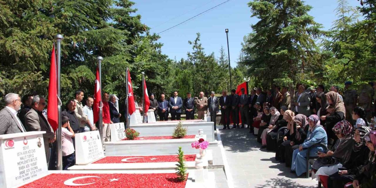 Ahlatlı Şehit Mesut Ardıç Kabri Başında Anıldı