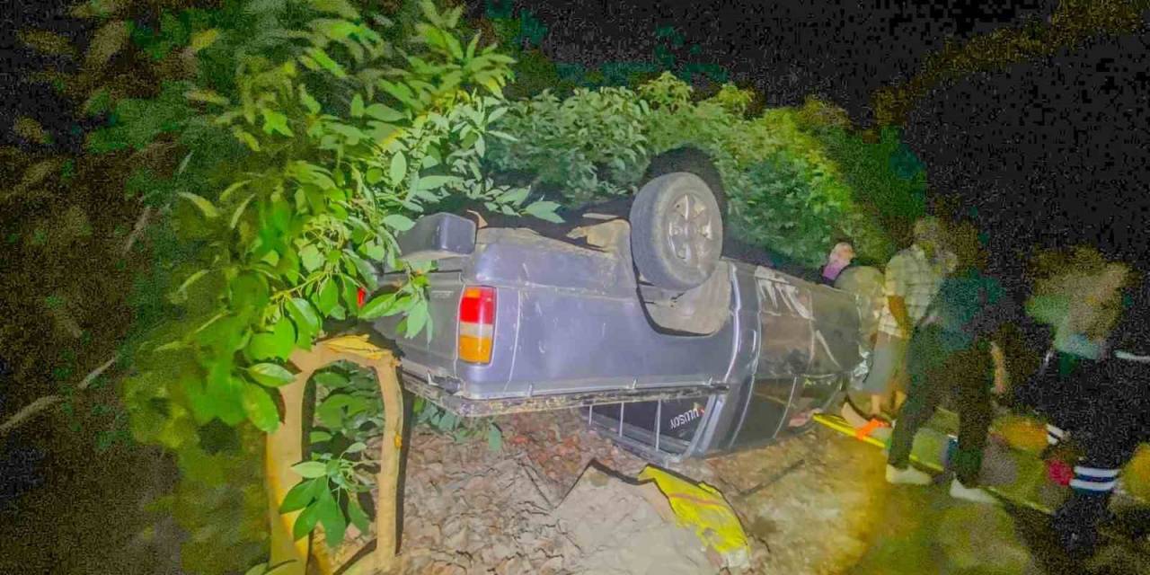 Kamyonet Şarampole Uçtu: 1’i Ağır 4 Yaralı