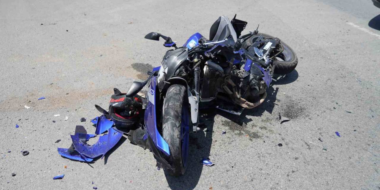 Otomobile Çarpan Motosiklet Hurdaya Döndü: 3 Yaralı