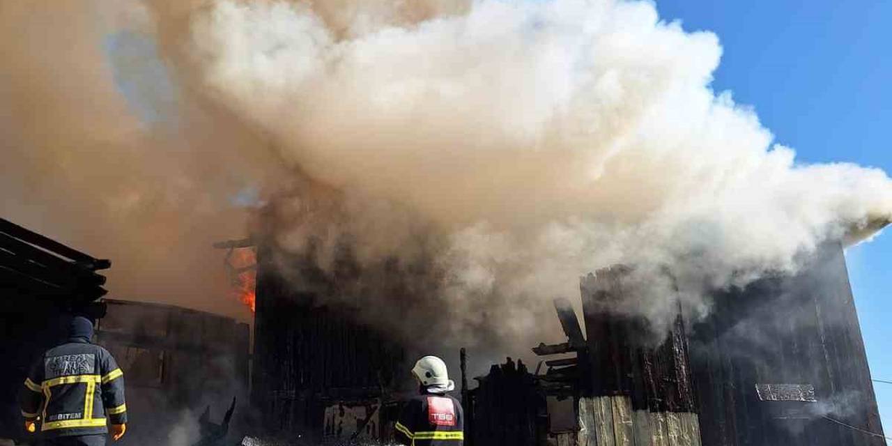 2 Katlı Ev Yanarak Küle Döndü