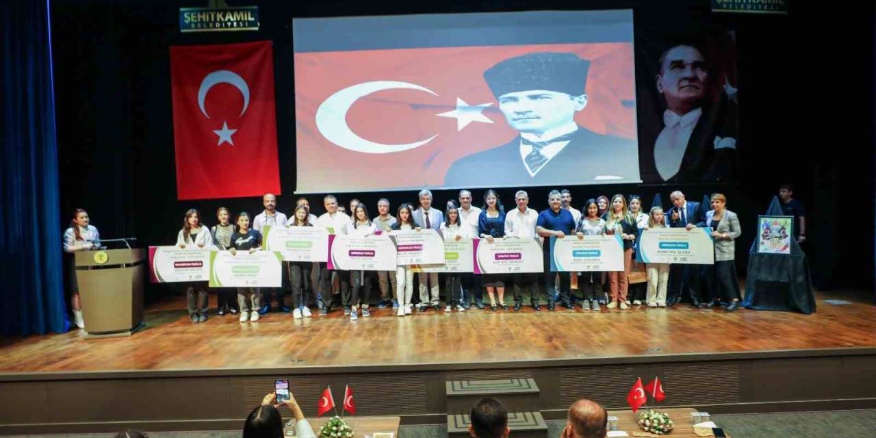 “Atatürk Ve Gençlik” Konulu Yarışmaların Kazananları Ödüllendirildi