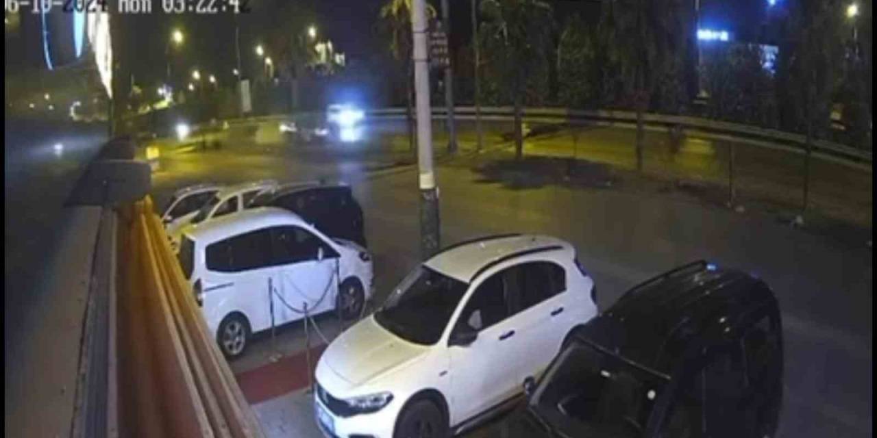 Otomobilin İkiye Ayrıldığı Kazanın Güvenlik Kamerası Görüntüleri Ortaya Çıktı