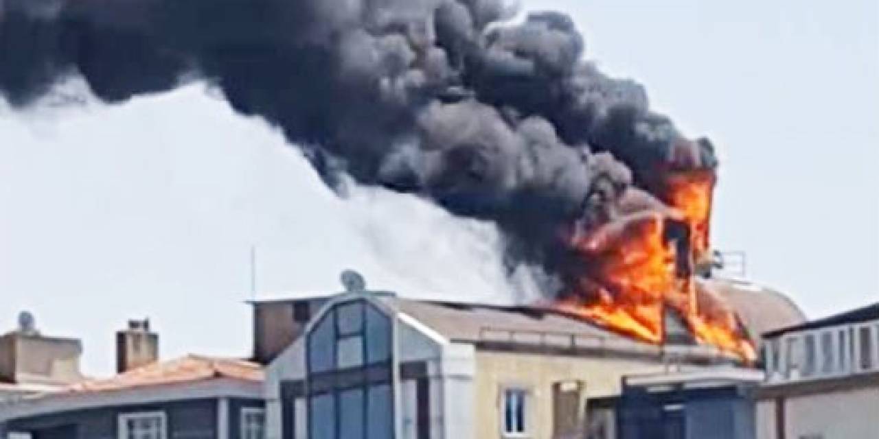 İstanbul’da 7 Katlı Binanın Çatı Katından Alevler Yükseldi