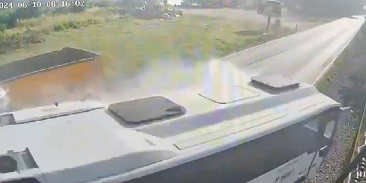 27 Kişinin Yaralandığı Kaza Kamerada