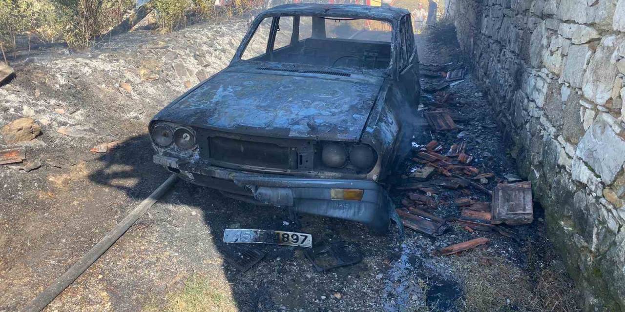 Kuru Ot Yangını Bir Otomobili Küle Çevirdi