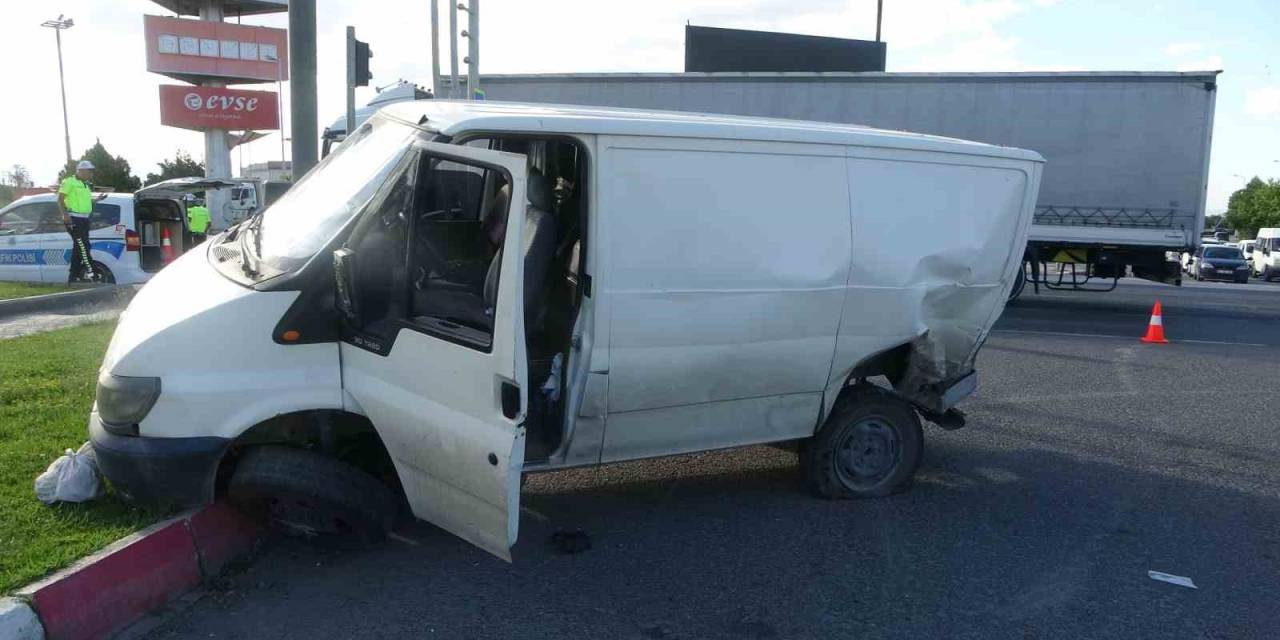 Hafif Ticari Araçla Çarpışan Minibüs Refüje Çıktı: 2 Yaralı