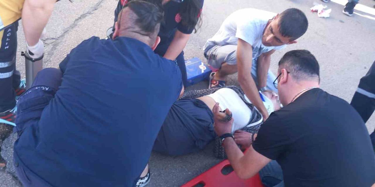 Motosiklet Seyir Halindeki Kamyonun Altına Girdi, 2 Genç Ölümden Döndü