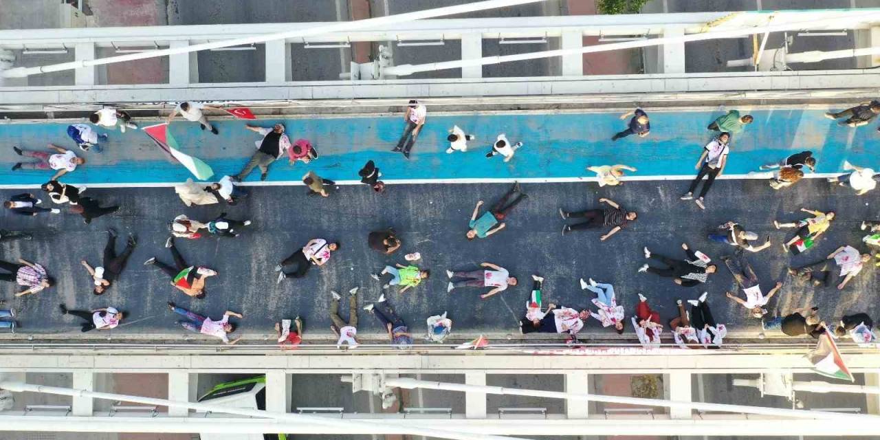 Köprüye Çıkan Yüzlerce Kişi Kırmızı Boya Sürüp Filistin’deki Ölümlere Tepki Gösterdi