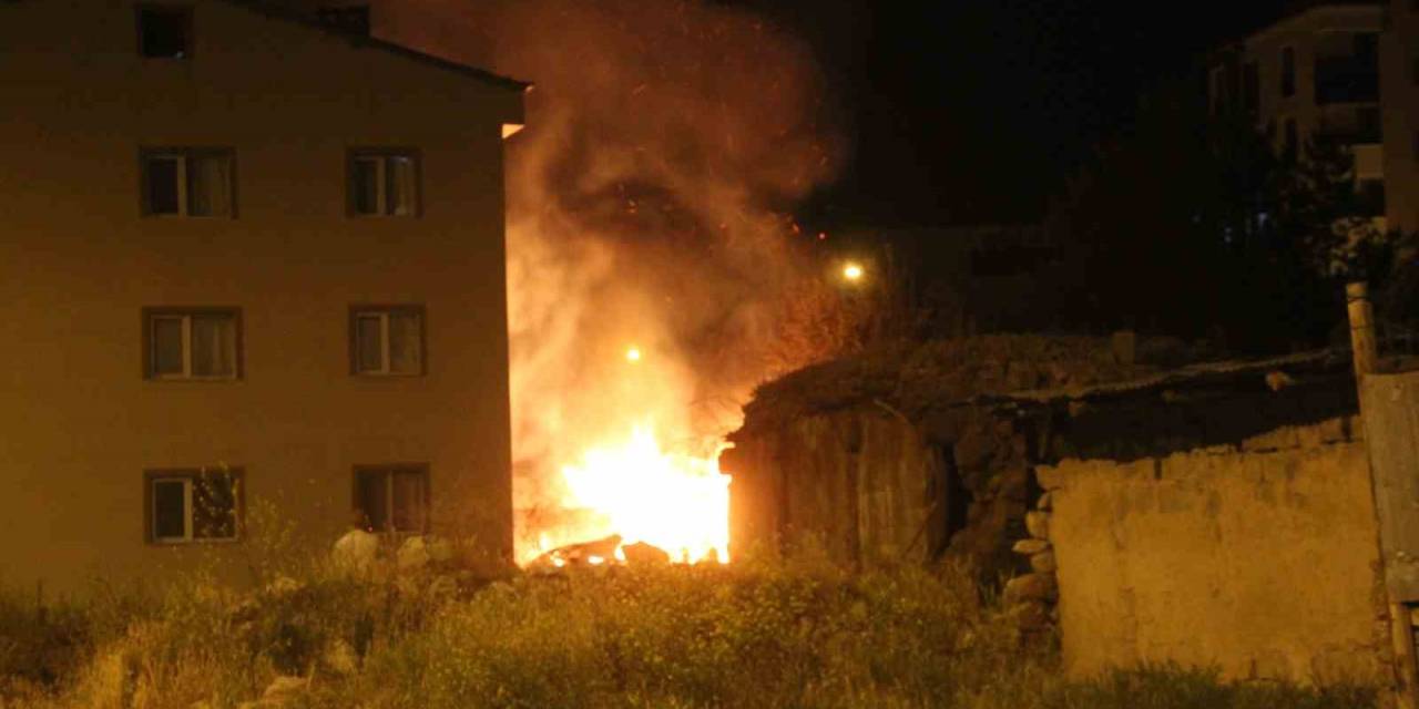 Alevler Geceyi Aydınlattı, Odunluk Yangını Büyümeden Söndürüldü